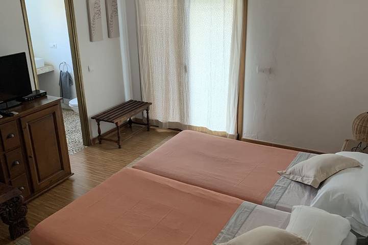 Belle villa de 3 chambres avec appartement privé et piscine privée à proximité des plages in Cala Saladeta, Sant Antoni de Portmany