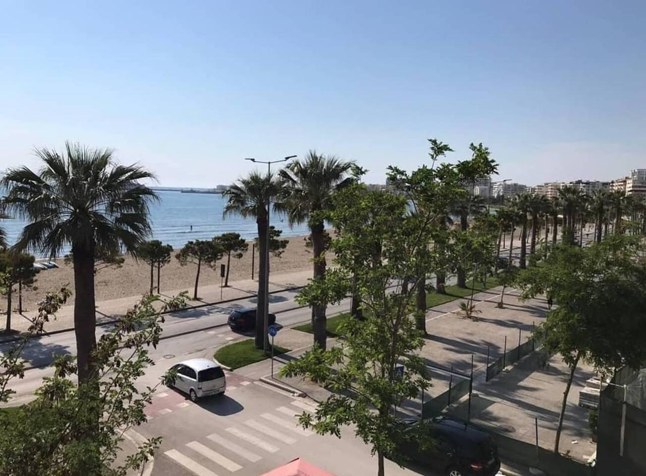 Apartamento vacacional entero, Lungomare Daily Sleeps 2 Beachfront in Albania