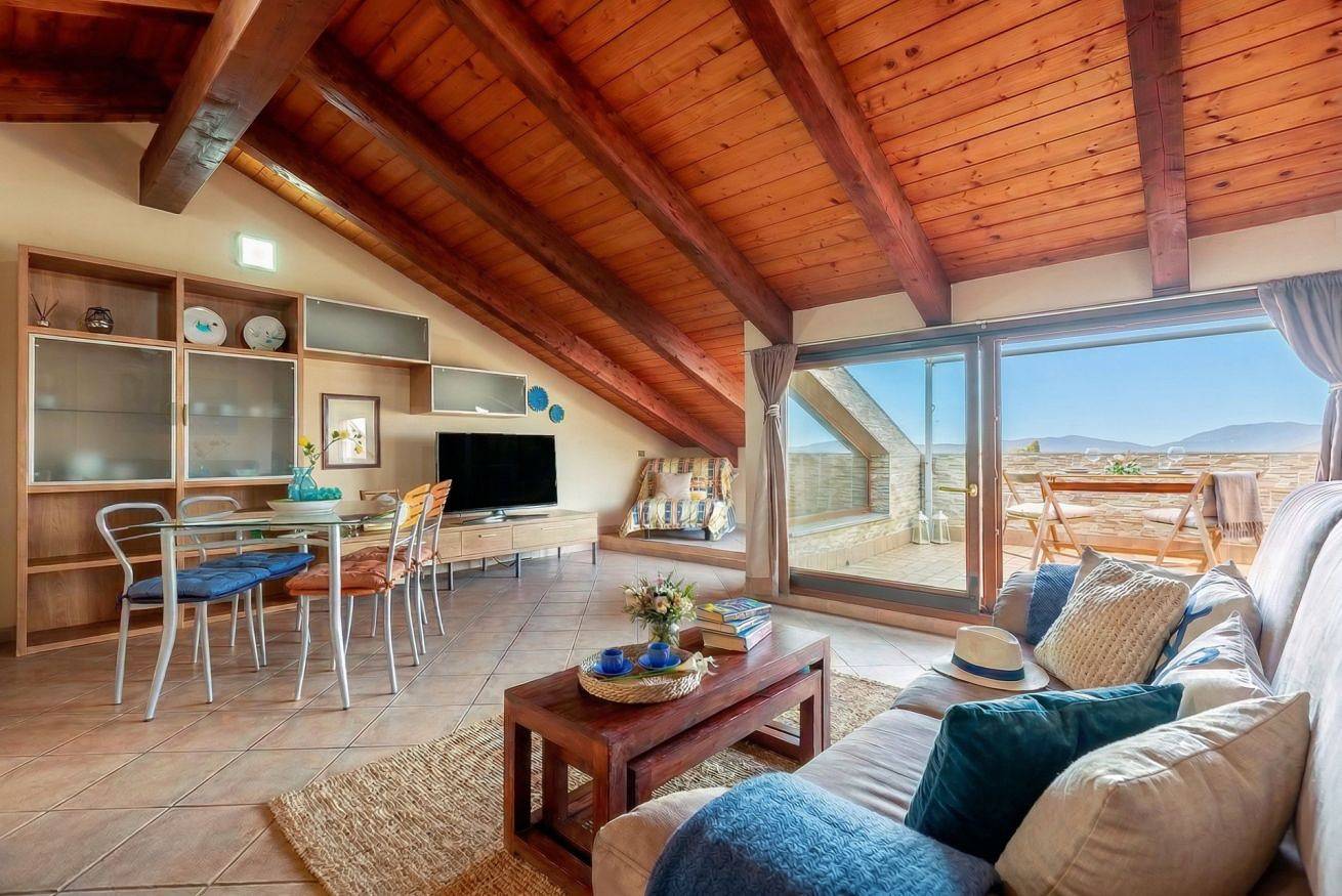 Appartamento intero, Romantic Sea Loft con terrazza fronte mare e posto auto in Pivarada, Alghero