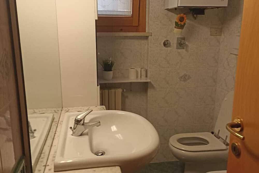 Villino del Sorriso-Three-room apartment near the sea and services, garden, parking space in Marcelli, Riviera del Conero