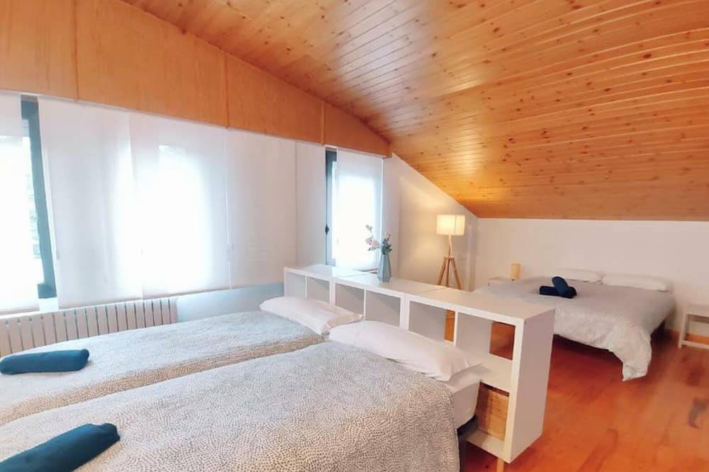 Spacious Villa in Jaca with Private Pool and Garden in Jaca, Spanish Pyrenees