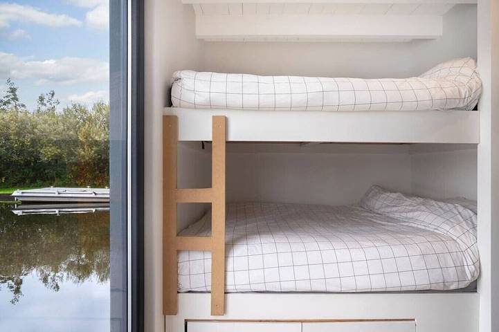 6-persons Houseboat Experience in Amsterdam in Amsterdam Zuid, Nordholland