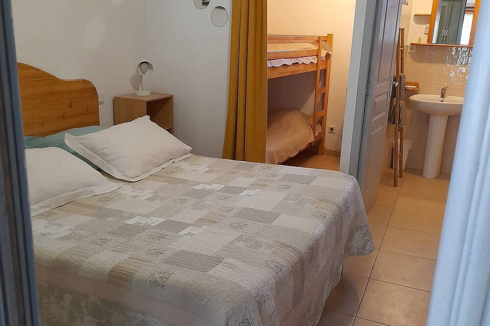 Entire apartment, Gîtes \"Chez Cécile\" in Lagnes, Vaucluse, in the countryside. in Lagnes, Parc naturel régional du Luberon