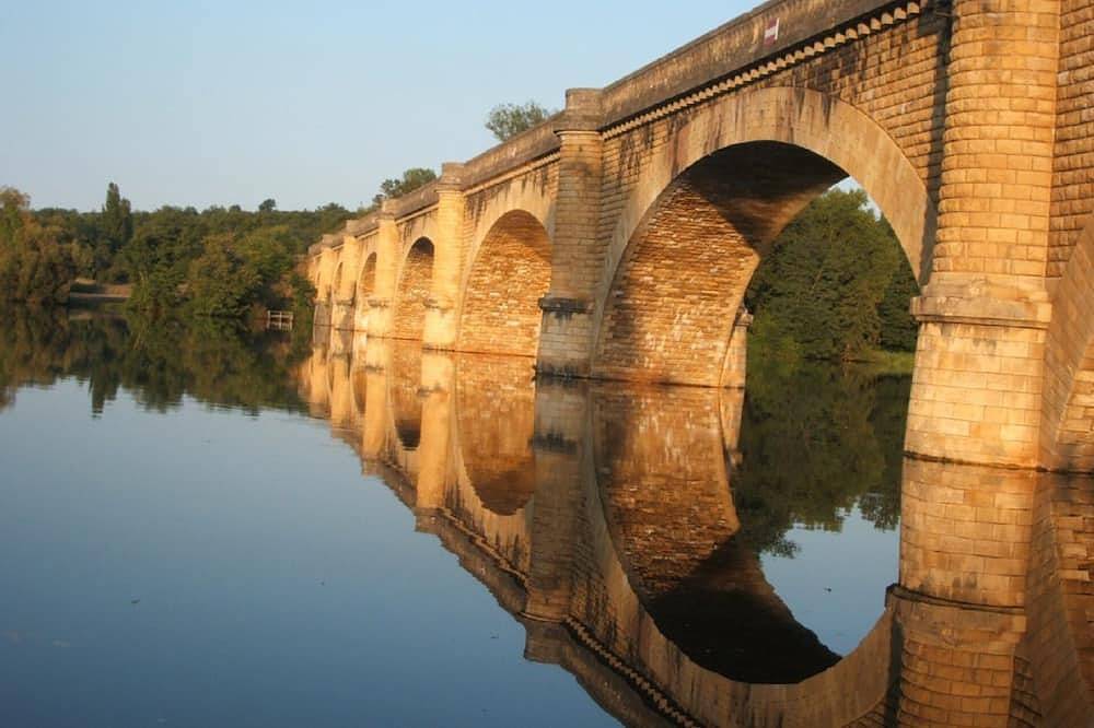 Riverside House avec piscine, 4 chambres, 3 salles de bains, spacieuses avec toutes les commodités in Calès, Périgord Pourpre