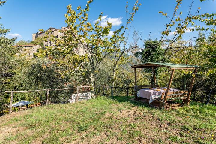 Casa vacanze "Il Colletto Romantic Stonehouse" con vista sulle montagne, giardino e terrazza in Pescia, Provincia di Pistoia
