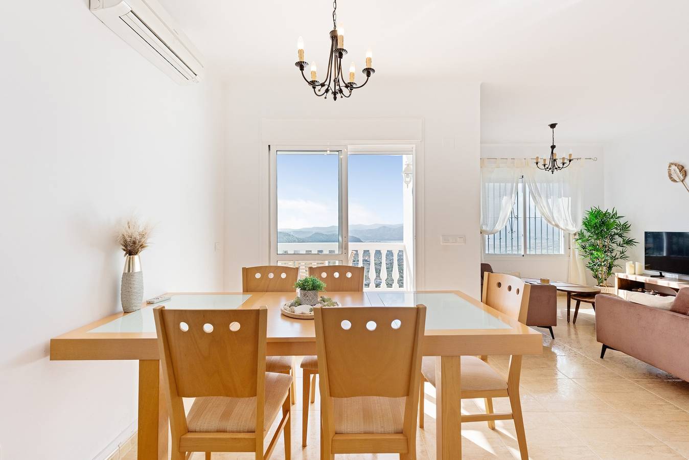 Villa 'Mirador' with Lake View, Wi-Fi and Air Conditioning in Alcaucín, Málaga Province