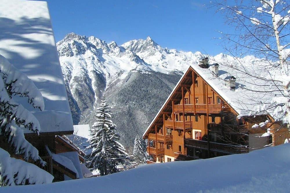Entire apartment, Ski in Ski Out Luxury Apartment with South West Facing Balcony! in Oz, Écrins National Park