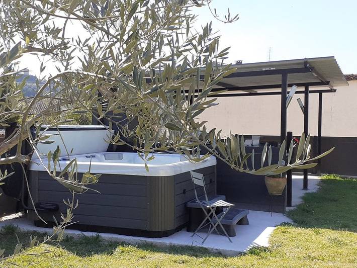 Chambre d’hôte pour 2 personnes, avec jacuzzi ainsi que piscine et jardin, animaux acceptés
