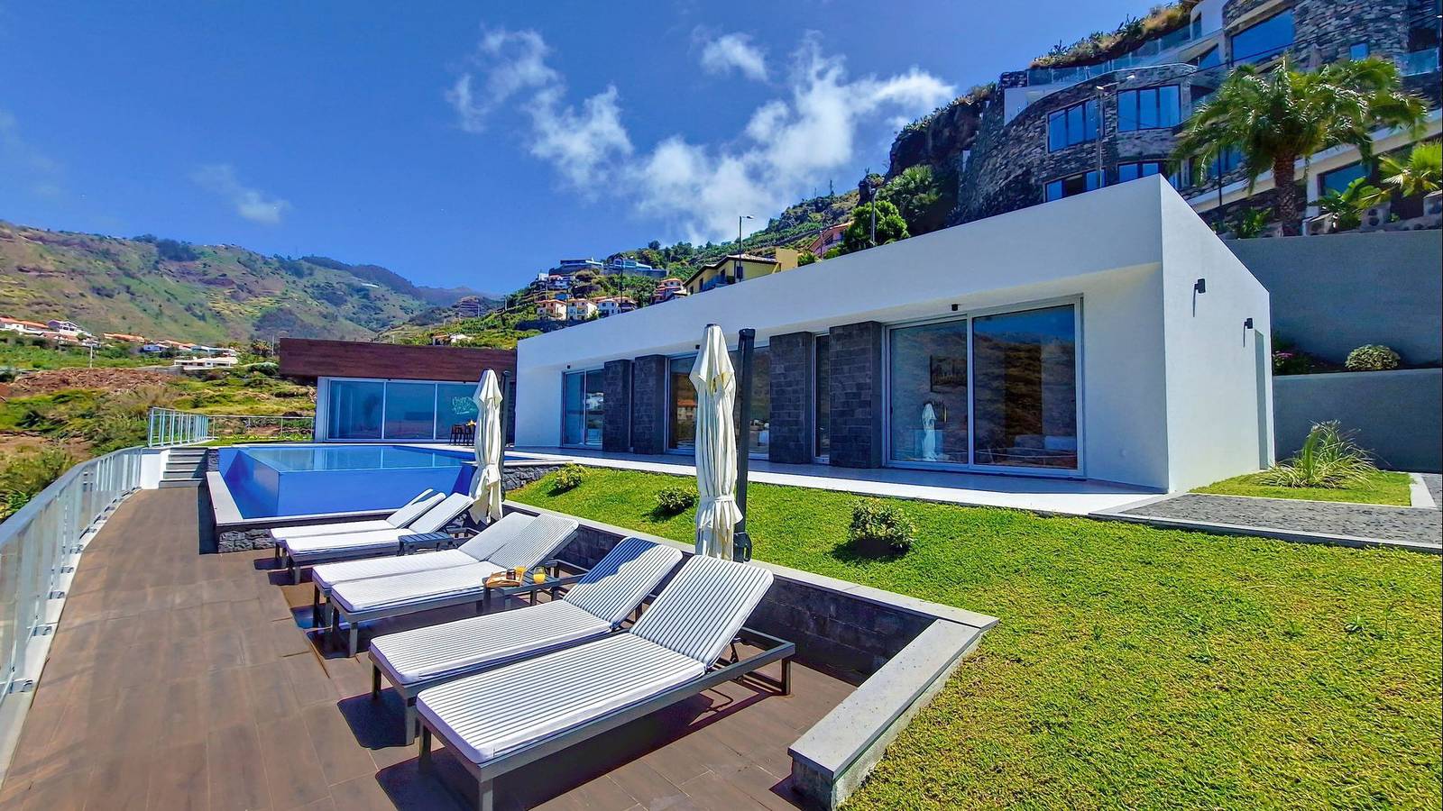 Villa Blue Horizon by Lovelystay in Pináculo, Tabua