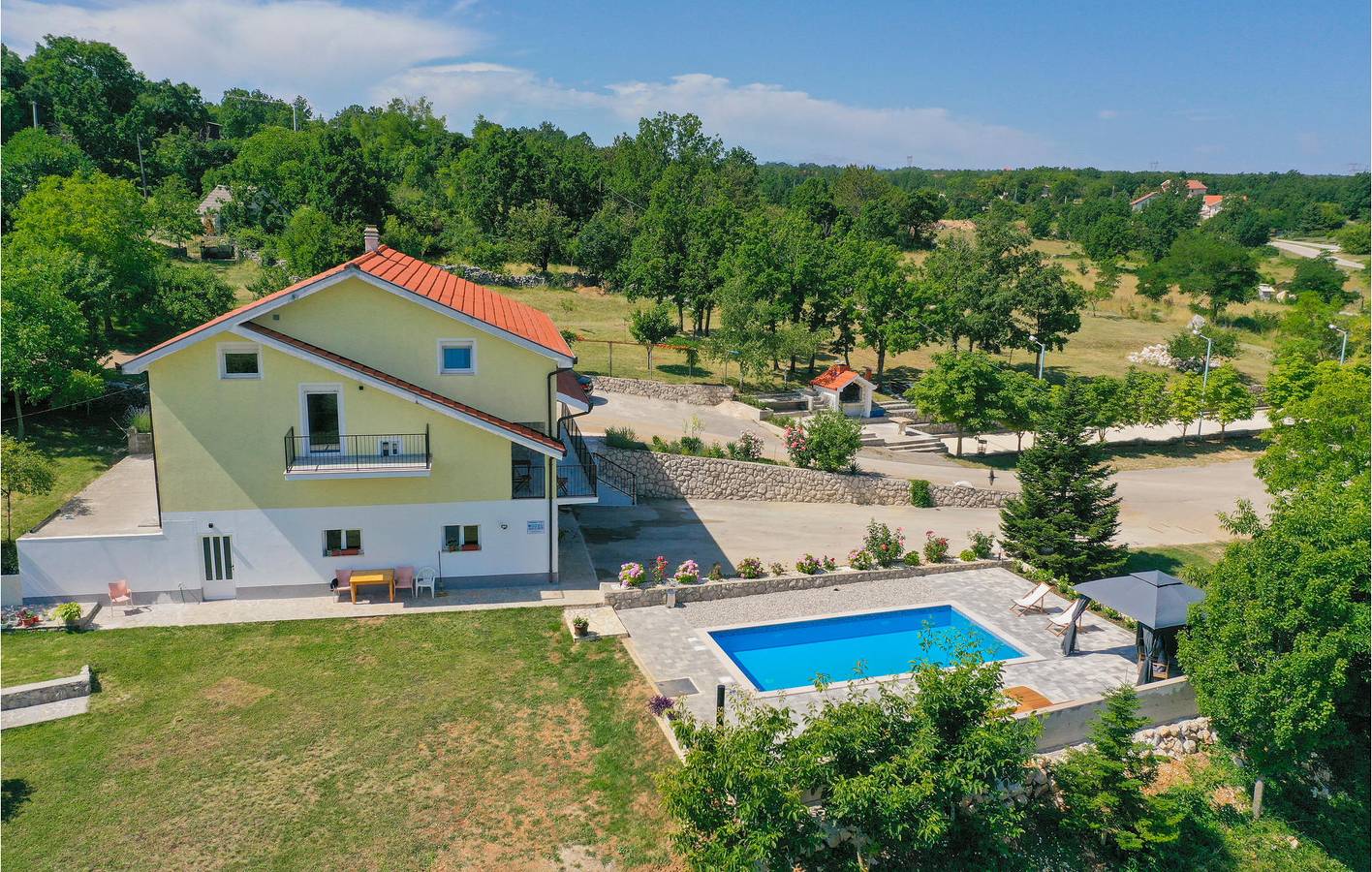 Reizende 2-Zimmer-Wohnung mit Pool, WLAN und Terrasse in der Nähe des Flusses Ričina in Imotski, Makarska Riviera