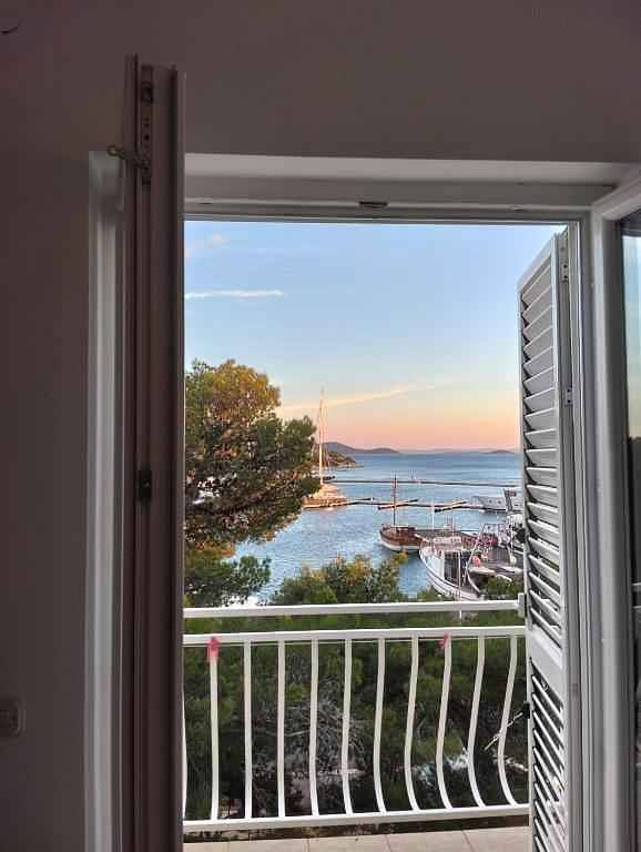 Ganze Ferienwohnung, Ferienwohnung erste Reihe zum Meer  in Drage, Zadar