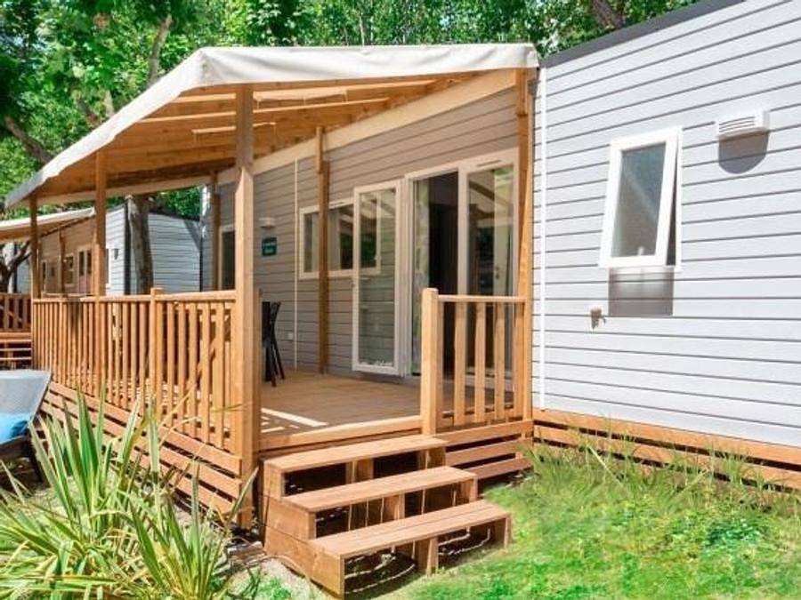 Sailor's Paradise - Cozy Mobile Home with Pool, WiFi & Parking in Brem-sur-Mer, Loire Valley