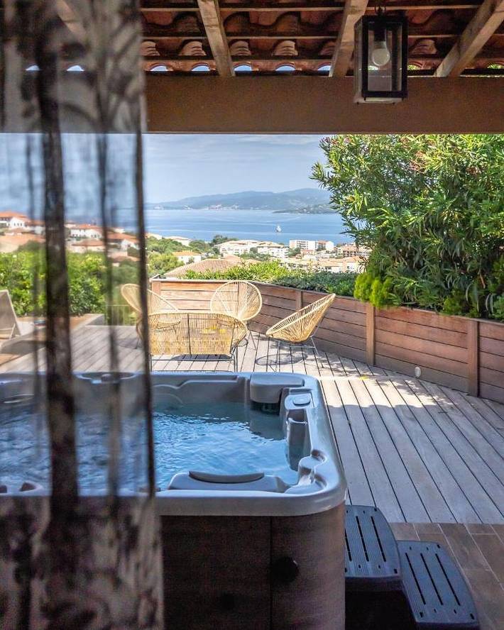 Villa pour 4 personnes, avec piscine ainsi que vue et jardin - 1