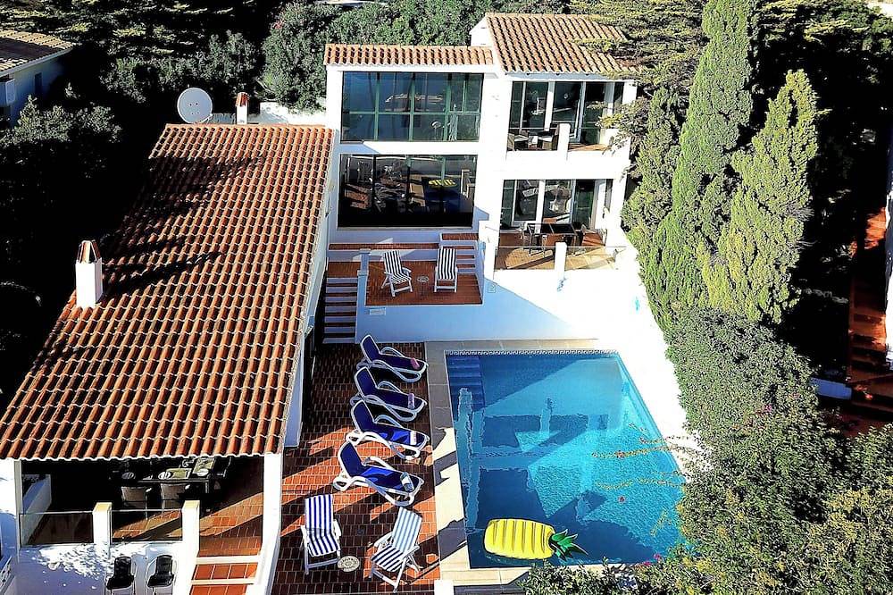 Fantastic seafront villa- stunning sea views, steps to beach, private pool, bar. in Cala Llonga (Menorca), Maó