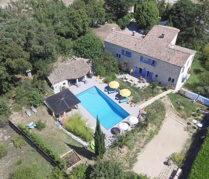 Villa pour 18 personnes, avec Balcon et Jacuzzi ainsi que Terrasse et Piscine à Gréoux-les-Bains