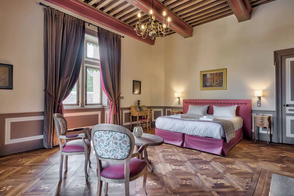 Chateau De Burnand (officiel). 11 suites. Piscine chauffée. Sauna. Hammam. in Burnand, Région de Mâcon