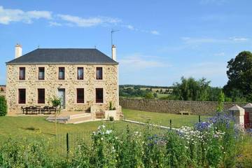 Location de vacances pour 11 personnes, avec jardin et vue à La Flocellière