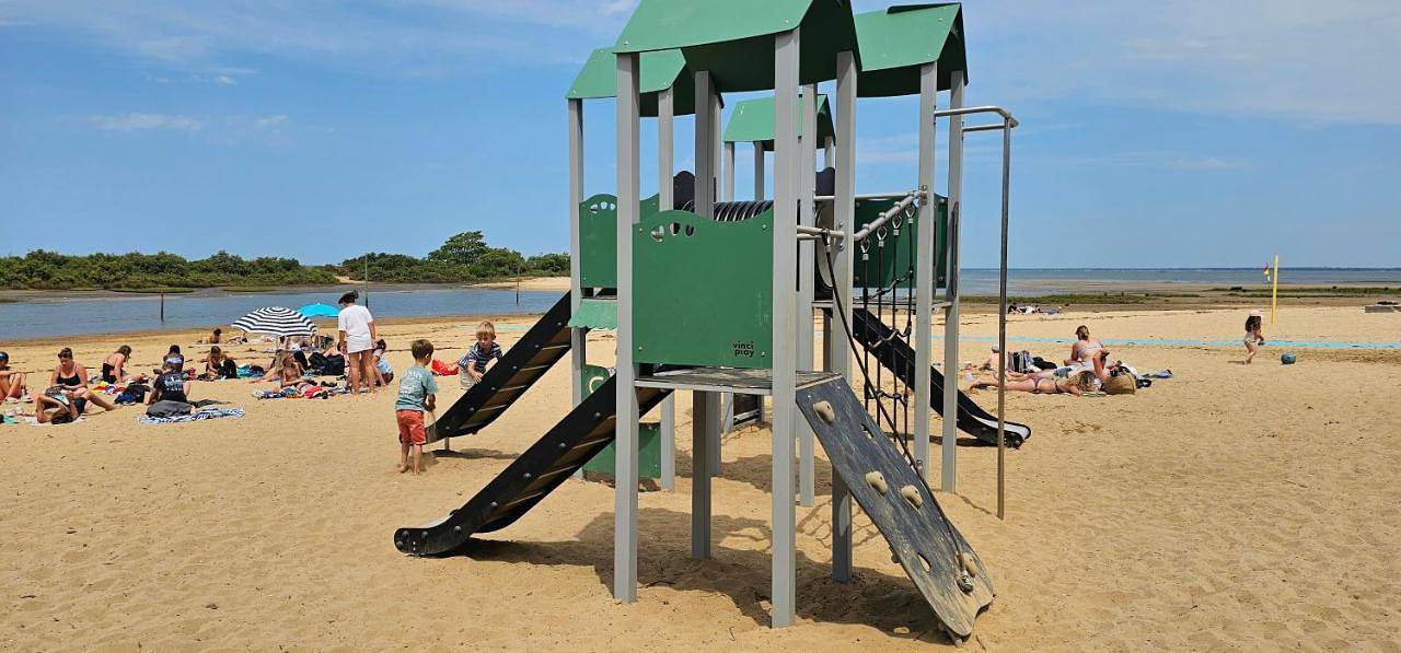 Appartement entier, Résidence fermée Grande terrasse ombragée Piscine Plage Port Parc Gare in La Teste-de-Buch, Région d'Arcachon