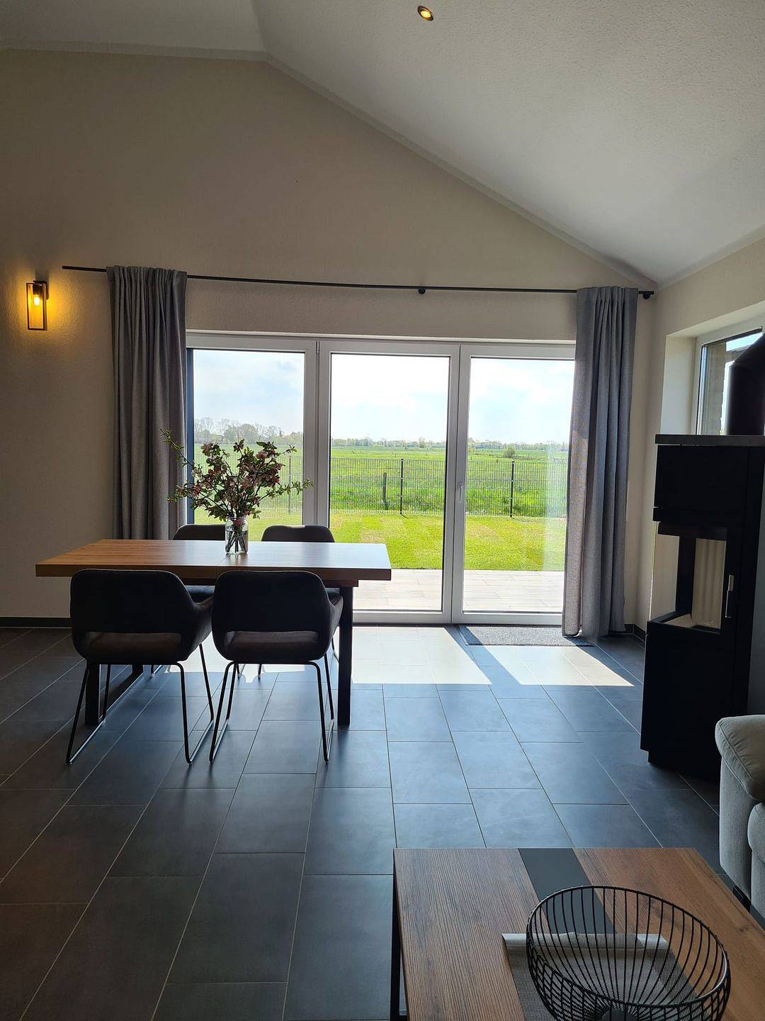 Haus Watt´n Blick – hundefreundliches Ferienhaus mit Weitblick in Sehestedt (Jade), Jade