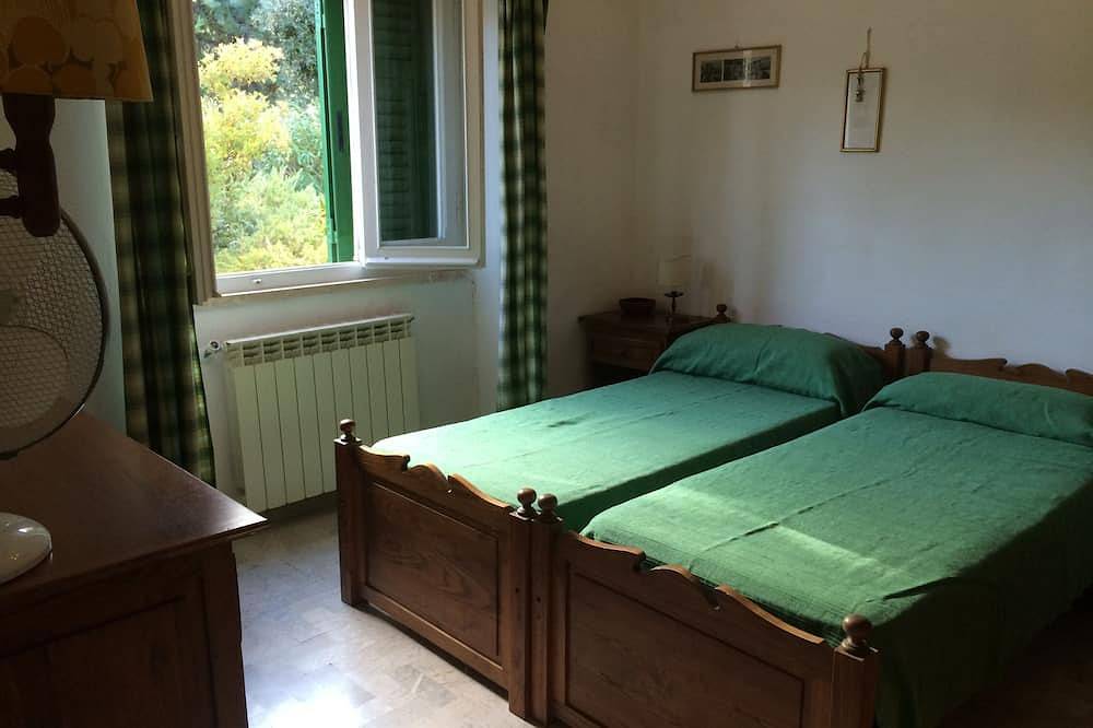 Stunning seaside villa with tennis court and an immense Mediterranean garden. in Isola del Giglio