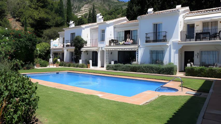 Entire apartment, Apartment 'Residencia La Fuente' with Shared Pool, Wi-Fi and Air Conditioning in Mijas, Costa del Sol