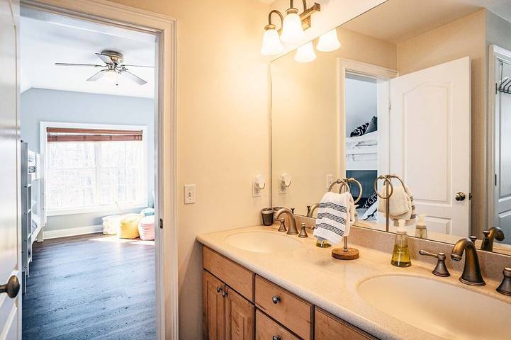 Vacation rental for 12 people, with yard and hot tub in Dutchess County