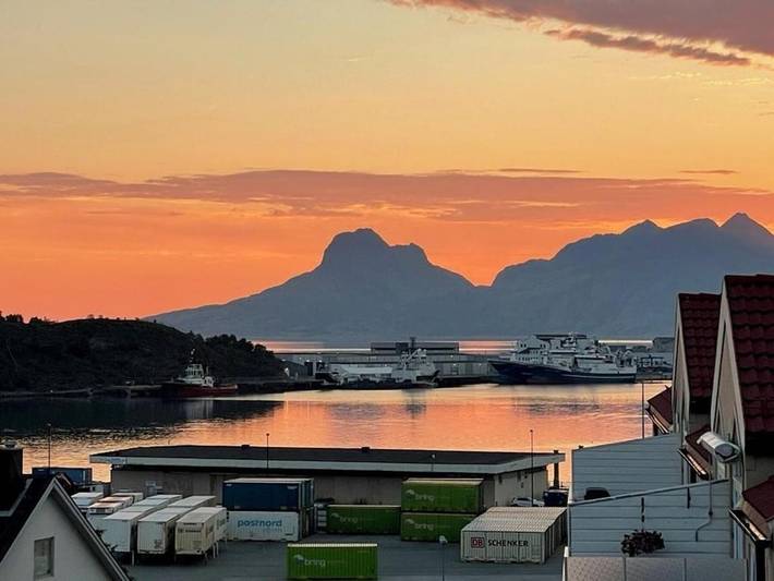Ferieleilighet for 3 personer, terrasse og utsikt i tillegg til hage og innsjøutsikt i Bodø 
