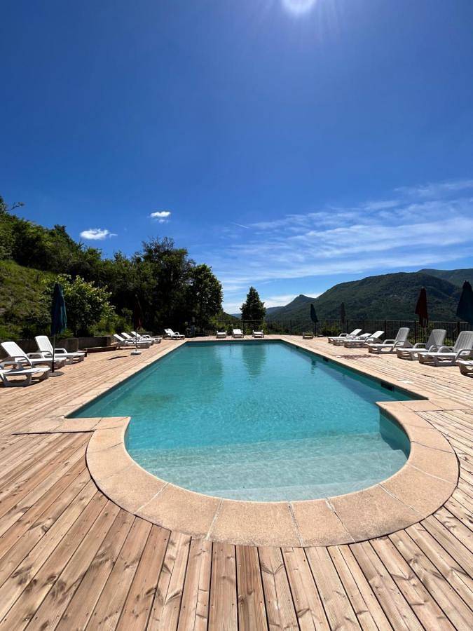 Gîte pour 4 personnes, avec vue ainsi que jardin et piscine dans Montfroc