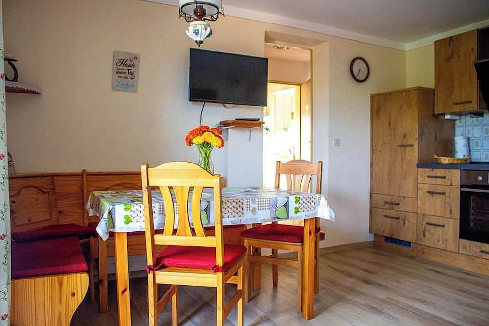 Ganze Wohnung, Ferienwohnung Zwiesel, 4 Personen + Kinderbett, 2 Sz, Balkon mit Bergblick, 50 qm in Kirchanschöring, Rupertiwinkel