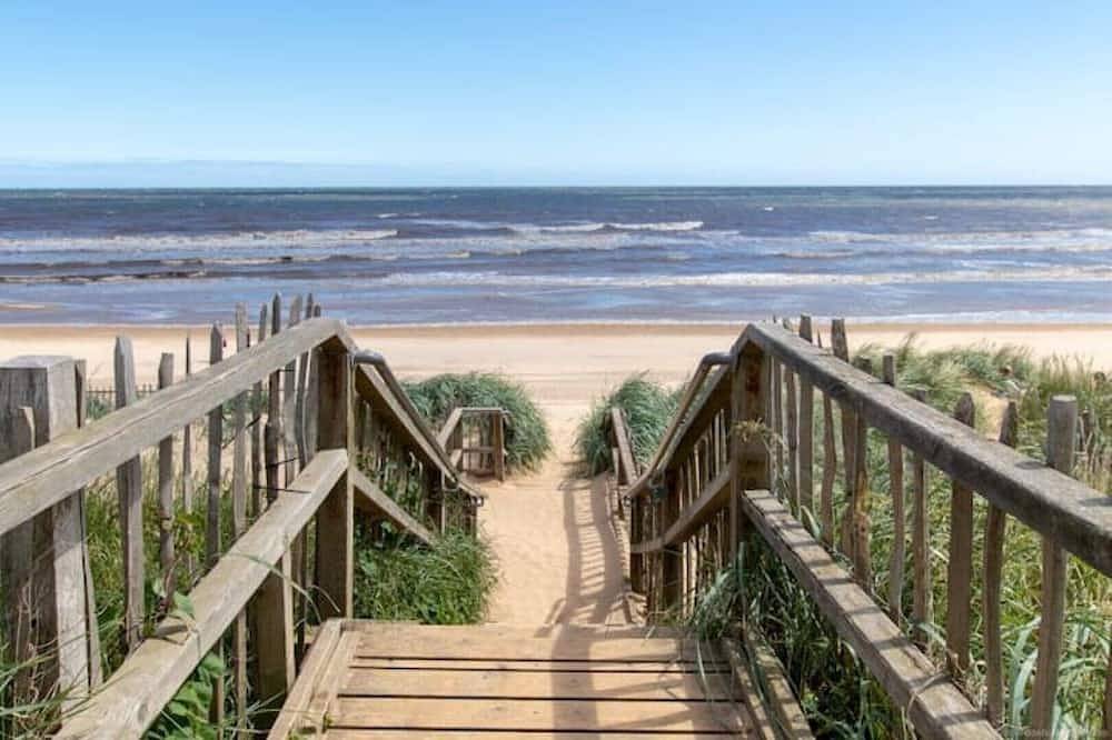 Beach house 200m to beach.Stylish, Modern Sleeps 6. Suit Summer or Winter break<br> in Mablethorpe, Lincolnshire