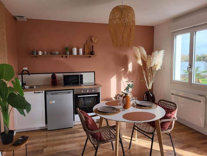 Location de vacances pour 2 personnes, avec vue sur le lac ainsi que vue et jardin dans Lac d'Ardres - 4