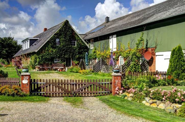 Ganze Wohnung, Ferienwohnung 1 - Ute" mit gemeinsamer Terrasse, Gemeinschaftsgarten und Wi-Fi in Emmelsbüll-Horsbüll, Nordfriesland