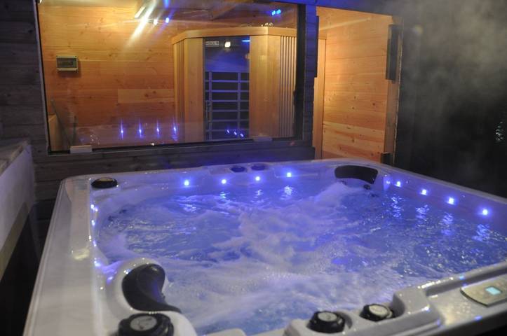 Gîte pour 6 personnes, avec jacuzzi et sauna ainsi que jardin et terrasse