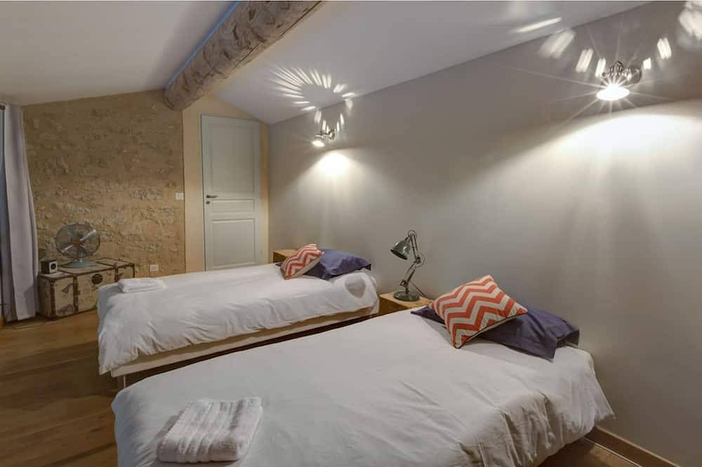 Luxurious 5* stone farmhouse in Cucuron, Parc naturel régional du Luberon