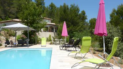 Gîte pour 4 personnes, avec jardin ainsi que piscine et terrasse à Correns