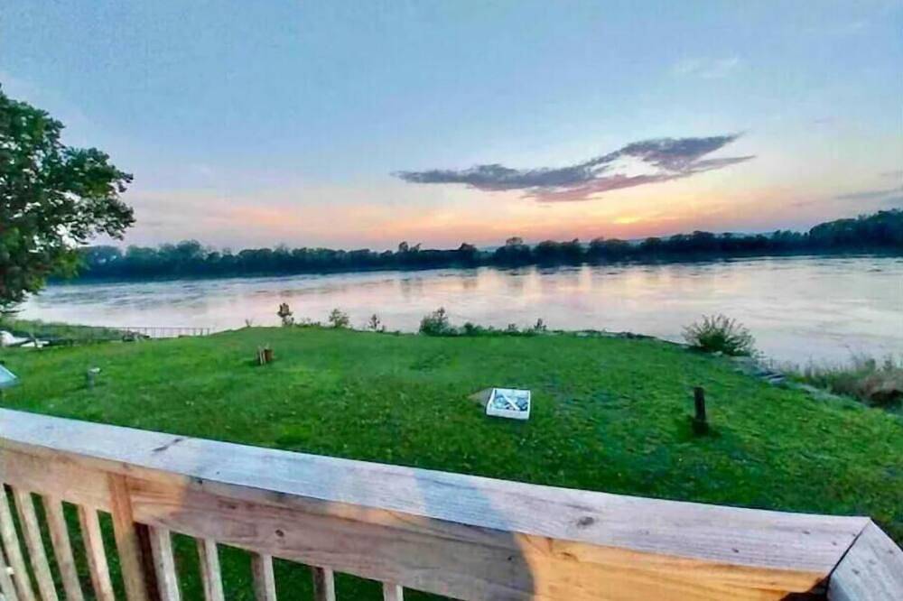 Riverfront 2 bdrm Jacuzzi Cabin w/ Sunset Balcony in St. Joseph, Missouri