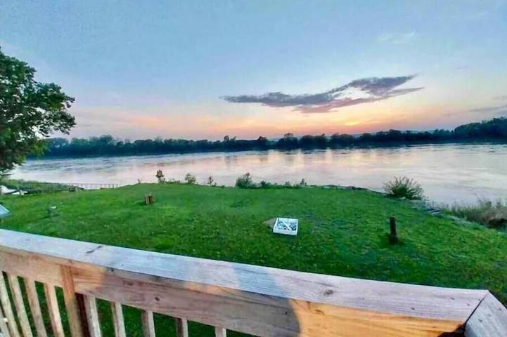 Riverfront 2 Br Jacuzzi Cabin w/ Sunset Balcony in St. Joseph, Missouri
