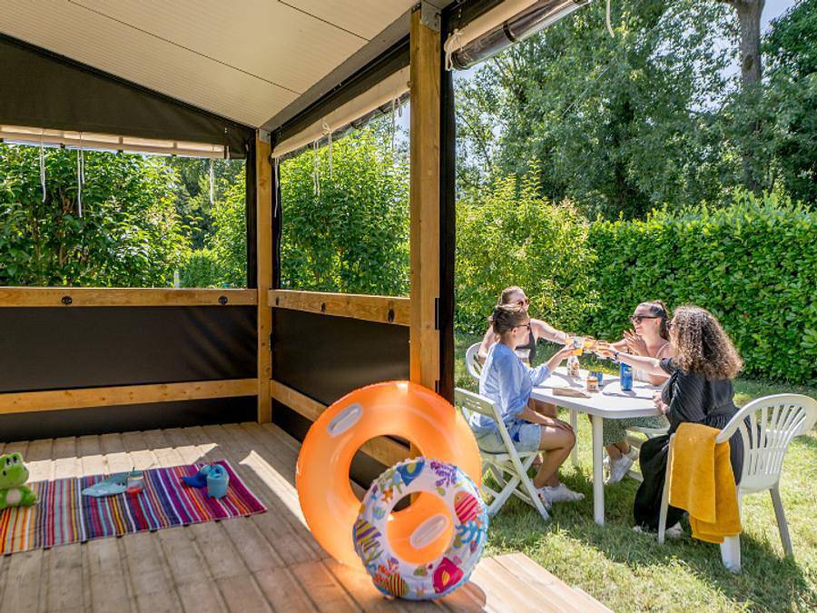 Flower Camping Les Ondines - Bungalow toilé 5 personnes - Standard 27m² 2 chambres avec Wc - sans salle de bains + terrasse couverte in Souillac, Lot