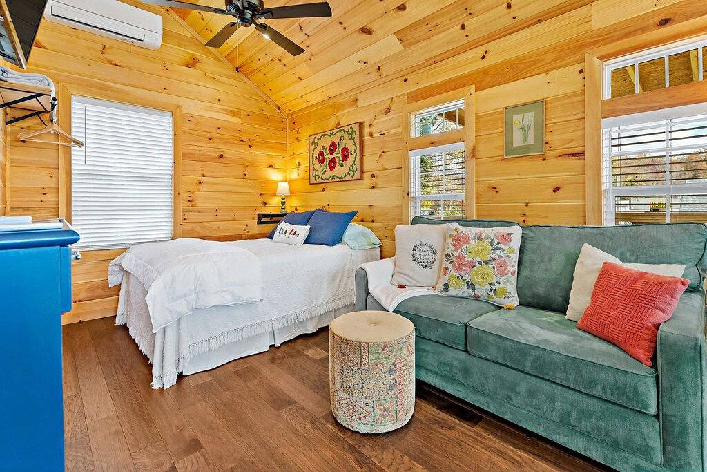 Tiny Home-Mary Ida's Place - walkable location in McDowell County