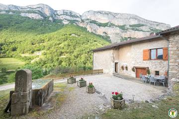 Gîte pour 6 personnes, avec terrasse et jardin dans Échevis