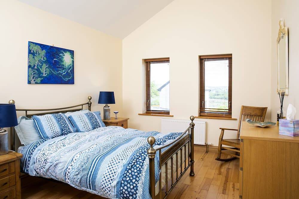 Ein modernes Haus mit Panoramablick auf Lough Islandeady und die umliegende Landschaft in Castlebar, County Mayo