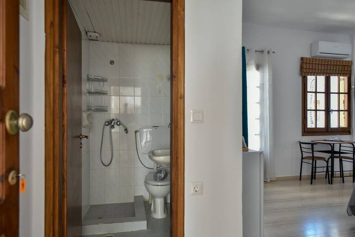 Gîte pour 2 personnes, avec jardin et balcon, adapté aux familles dans Agia Pelagia - 4