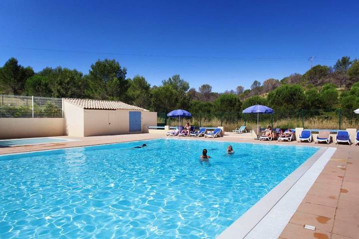 Appart’hôtel pour 4 personnes, avec piscine ainsi que terrasse et jardin, animaux acceptés
