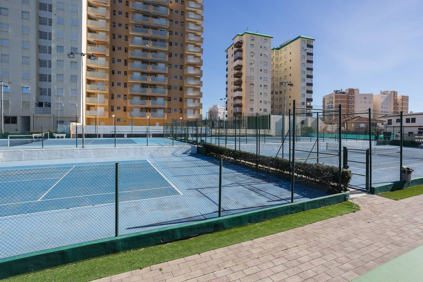 Bungalow 'Adosado Mareny Blau' com Piscina Partilhada, Wi-Fi e Ar Condicionado in Sueca, Costa de Valência