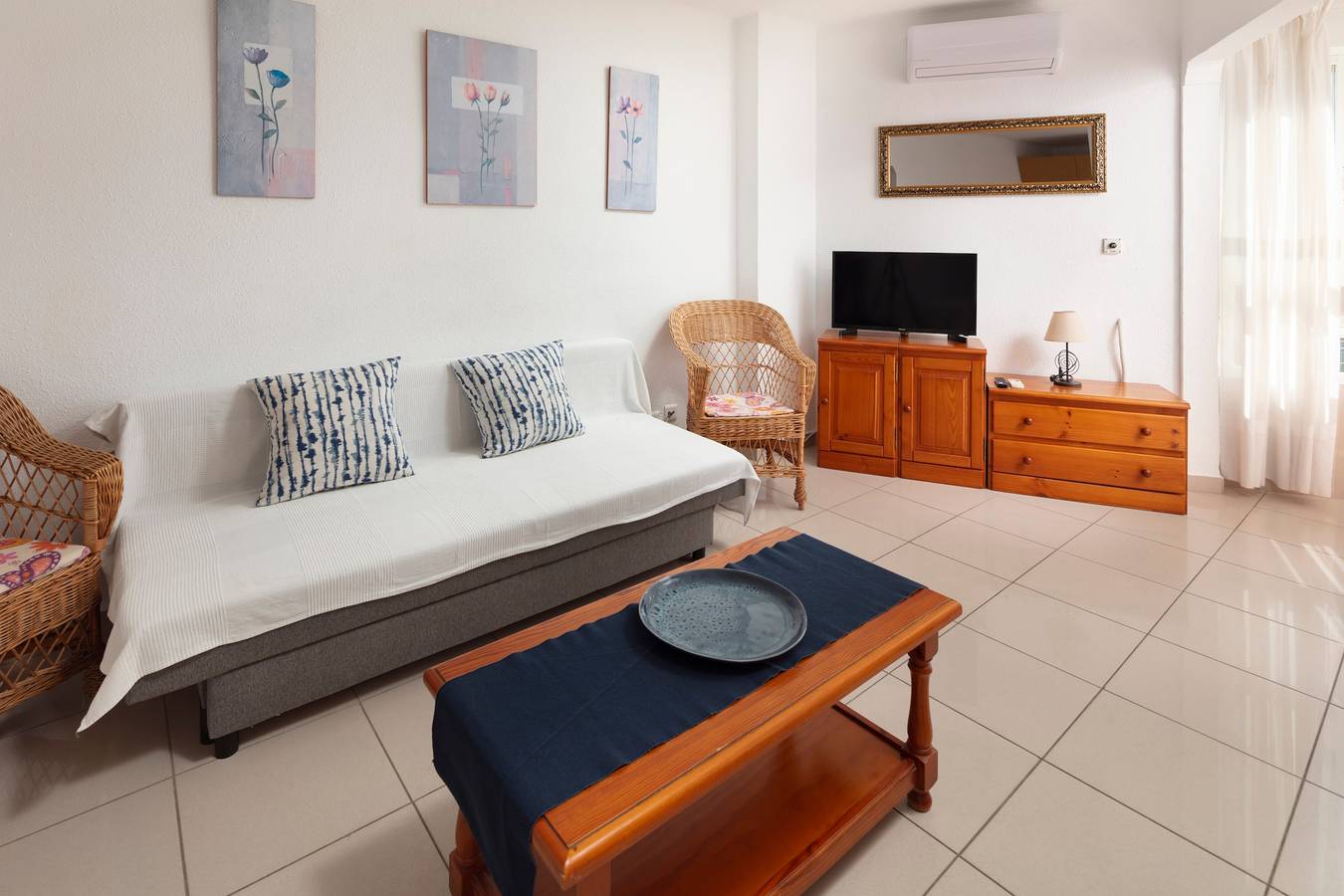 Entire studio, Studio Apartment 'Estudio Bloque 84' with Sea View, Wi-Fi and Air Conditioning in Torrox Costa, Torrox