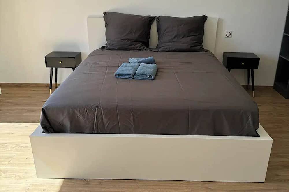 Family villa with pool, air-conditioning & independent studio. in Valergues, Côte d'Améthyste