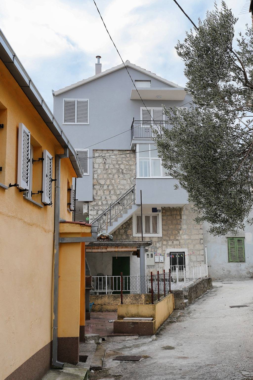 Ganze Wohnung, 2-Zimmer-Ferienwohnung mit Balkon und Meerblick Kastel Kambelovac (Kastela) A-8679-a in Kastel Kambelovac, Kaštela