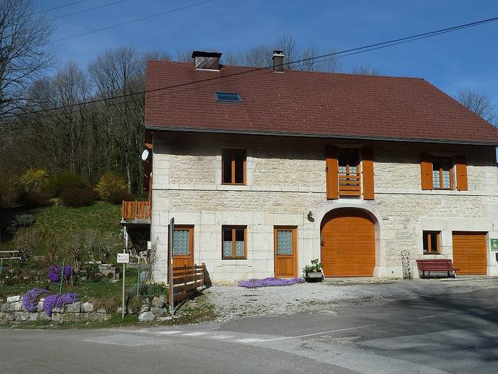 Gîte pour 4 personnes, avec Terrasse ainsi que Jardin et Vue à La Chaux-du-Dombief