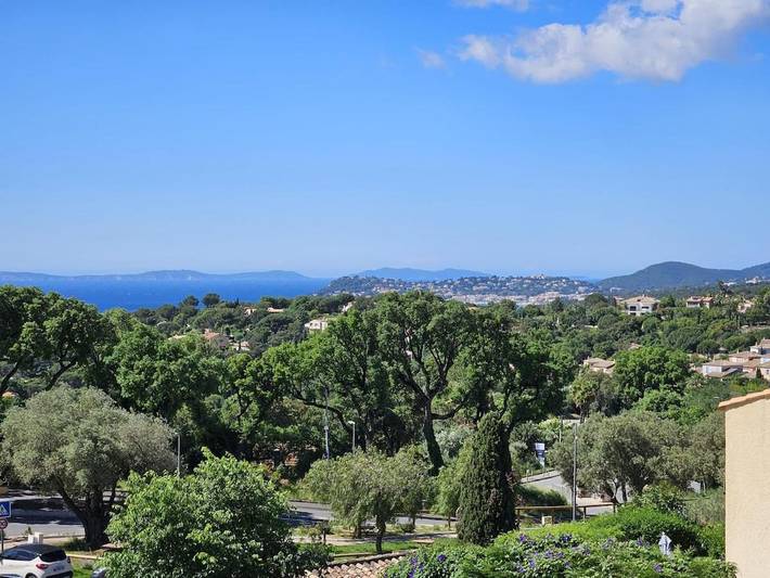 Gîte pour 2 personnes, avec vue ainsi que balcon et piscine dans Office De Tourisme De La Croix Valmer