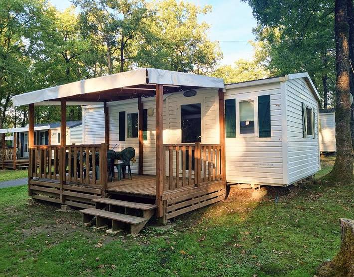 Camping pour 4 personnes, avec Terrasse et Jardin ainsi que Bassin pour enfant et Piscine